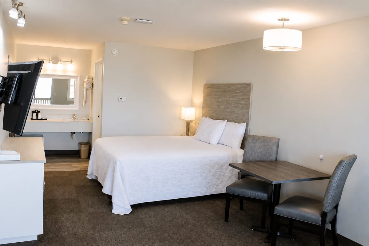 Queen bed with table and chairs